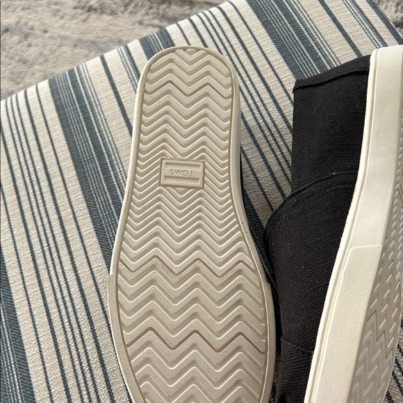 TOMS Women's Black Canvas Loafers. Size 8W. New no tags. - Picture 4 of 6